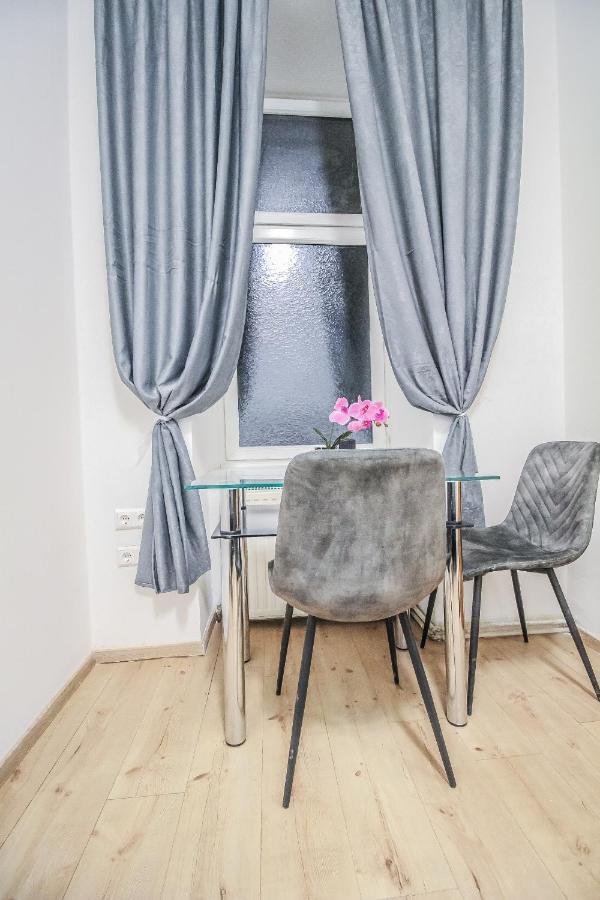 Modern Double Hn Wien